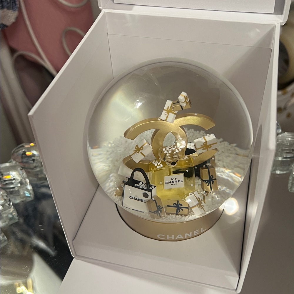 CHANEL Snow Globe with Gold and Black Details - Picture 5 of 5